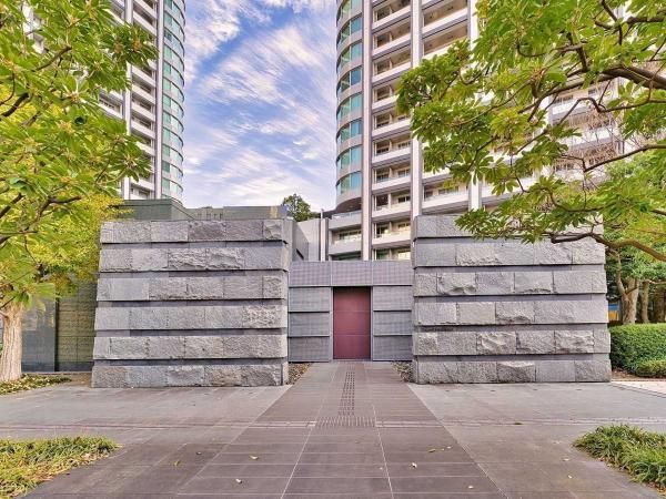 Renovated 2LDK in Tokyo Twin Parks Right Wing, Minato - Thumbnail 2