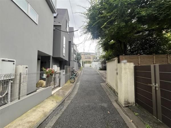 2LDK+S+Loft House in Minami-Aoyama, Minato-ku, Tokyo - Thumbnail 3