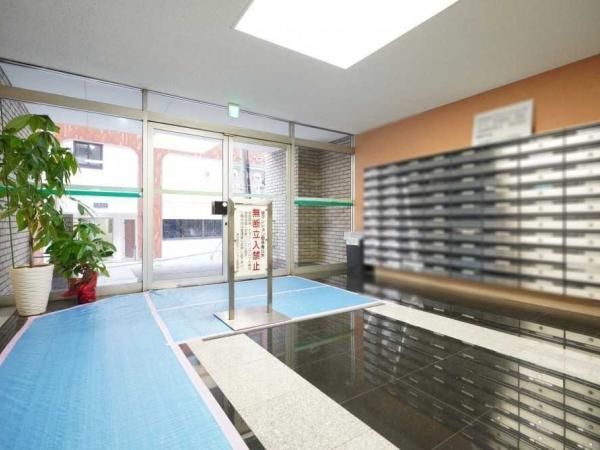 3K Apartment for Sale in Nishiazabu, Minato-ku, Tokyo - Thumbnail 2