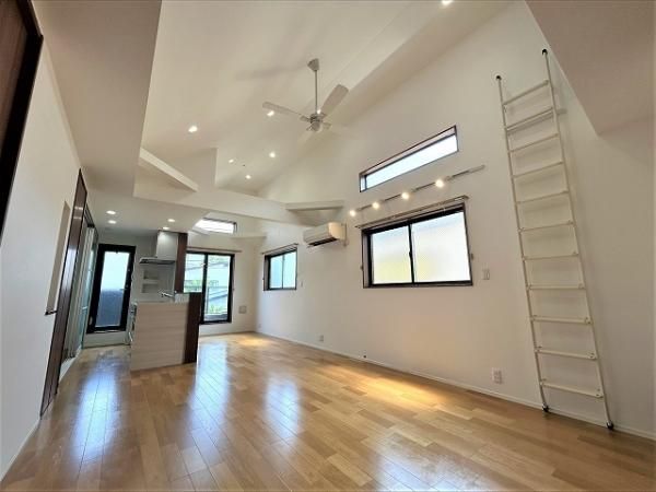 Modern 2LDK+S House for Sale in Suginami, Tokyo - Thumbnail 2