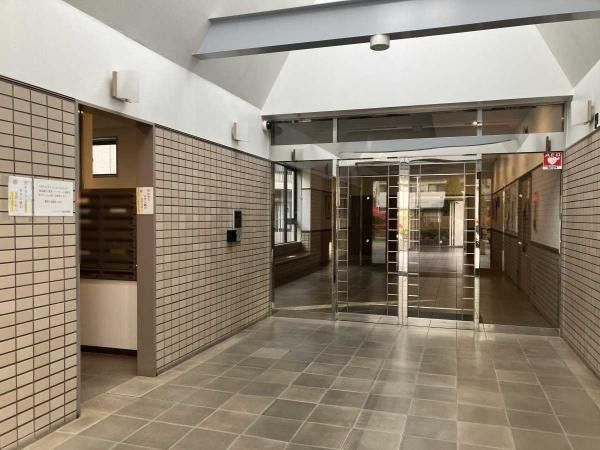 Renovated 3LDK+S Apartment with Private Garden in Yokohama - Thumbnail 4