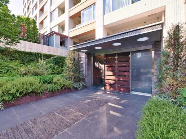 2LDK Apartment for Sale in Akasaka, Minato-ku, Tokyo - Thumbnail 3