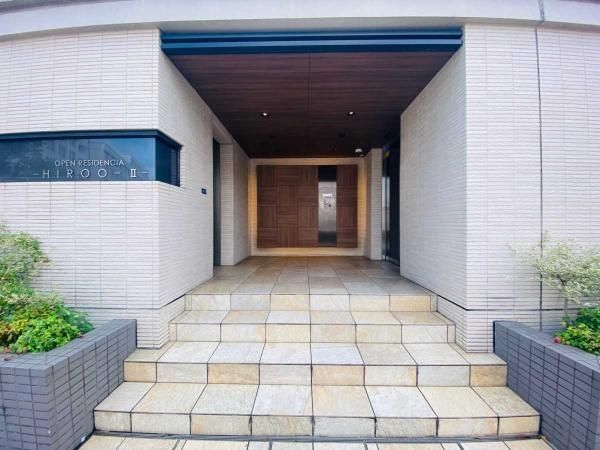Spacious 2LDK Apartment for Sale in Hiroo, Shibuya, Tokyo - Thumbnail 4