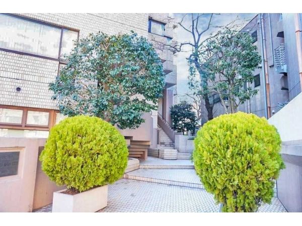 2LDK Apartment in Ichibancho, Chiyoda, Tokyo – 108.9 sqm - Thumbnail 2