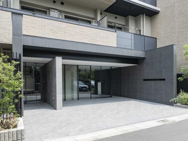 2LDK+S Apartment for Sale in Toshima City, Tokyo - Image 1