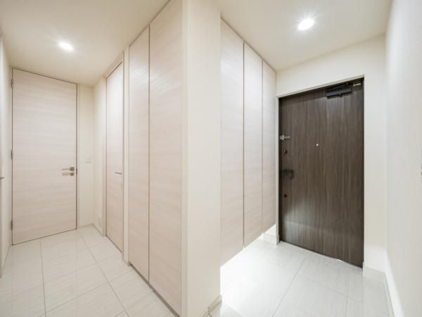 2LDK Apartment for Sale in Minato, Tokyo – 55.98m² - Thumbnail 3