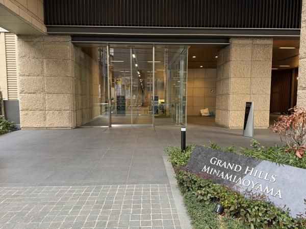 80m2 1LDK Apartment for Sale in Minami Aoyama, Minato-ku, Tokyo - Thumbnail 3