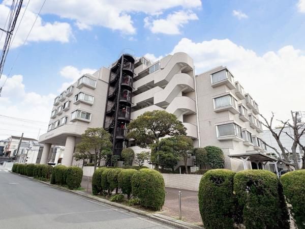 Renovated 3DK Apartment in Kounandai, Yokohama - Image 1