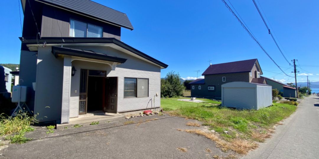 Gray House Toya: Lakeside Retro Home for Sale in Hokkaido - Image 1
