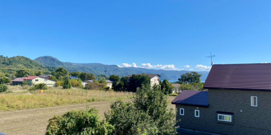 Gray House Toya: Lakeside Retro Home for Sale in Hokkaido - Thumbnail 4