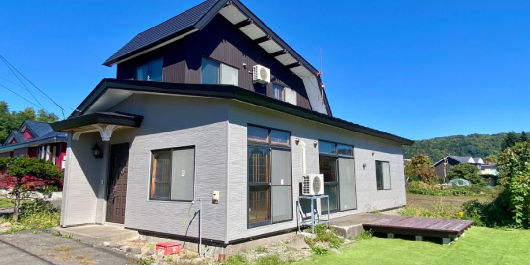 Gray House Toya: Lakeside Retro Home for Sale in Hokkaido - Thumbnail 2