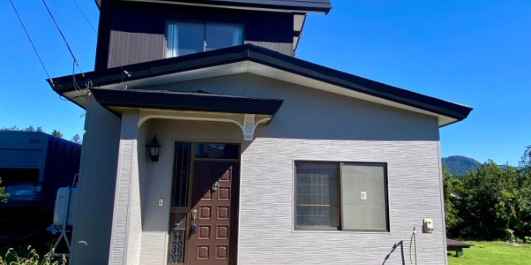 Gray House Toya: Lakeside Retro Home for Sale in Hokkaido - Thumbnail 3