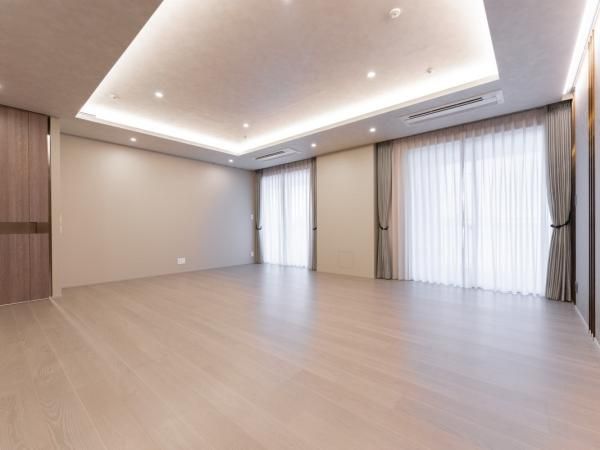 2LDK Apartment for Sale in Chiyoda, Tokyo - 105.94m² - Thumbnail 3