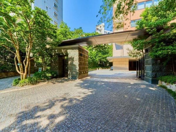 Renovated 1LDK Apartment in Shibuya, Tokyo – 63.56m² - Thumbnail 2
