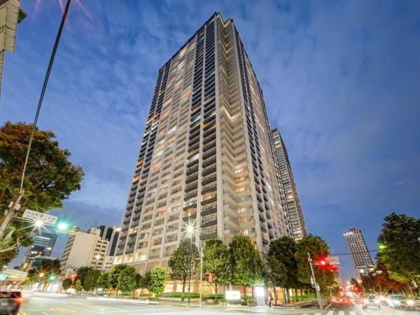 3LDK Apartment for Sale in Higashi-Ikebukuro, Tokyo - Thumbnail 2