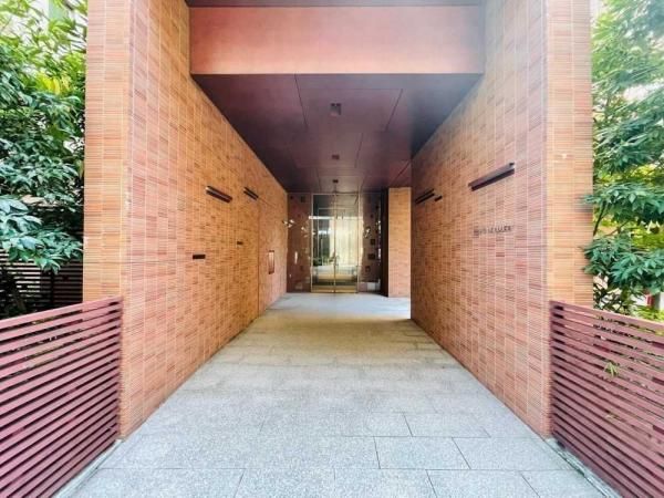 2LDK Apartment for Sale in Akasaka, Minato-ku, Tokyo - Thumbnail 3