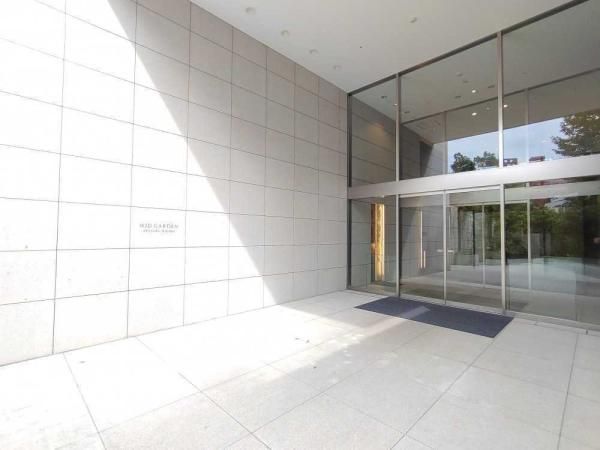 2LDK Top-Floor Apartment in Akasaka, Minato-ku, Tokyo - Thumbnail 3