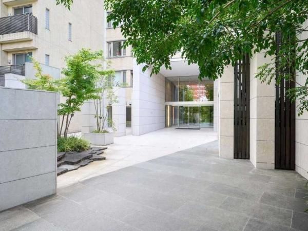 2LDK Top-Floor Apartment in Akasaka, Minato-ku, Tokyo - Thumbnail 2