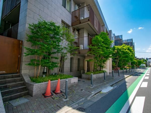 2LDK Apartment for Sale in Shinjuku, Tokyo with Large Terrace - Thumbnail 2