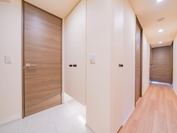 Shirokane The Sky EAST Tower 3LDK Condo in Minato, Tokyo - Thumbnail 4