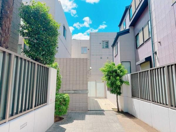 2LDK Apartment for Sale in Akasaka, Minato-ku, Tokyo - Thumbnail 2