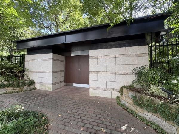 3LDK Apartment for Sale in Shirokane, Minato-ku, Tokyo - Thumbnail 2