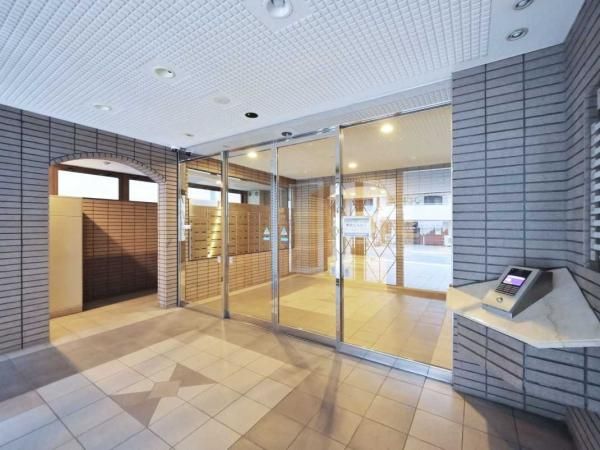 Renovated 3LDK+S Apartment in Urawa, Saitama - Top Floor Corner Unit - Thumbnail 2