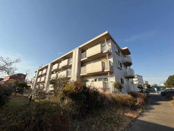 3LDK Renovated Apartment with Private Garden in Atsugi - Thumbnail 2