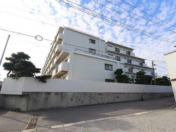 2LDK+S Oceanfront Apartment with Garden in Hiratsuka - Thumbnail 4