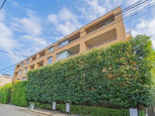 Renovated 1LDK Apartment for Sale in Minami Aoyama, Minato-ku, Tokyo - Thumbnail 2