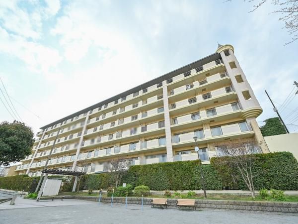 3LDK Apartment for Sale in Konan Ward, Yokohama with Private Garden - Thumbnail 2