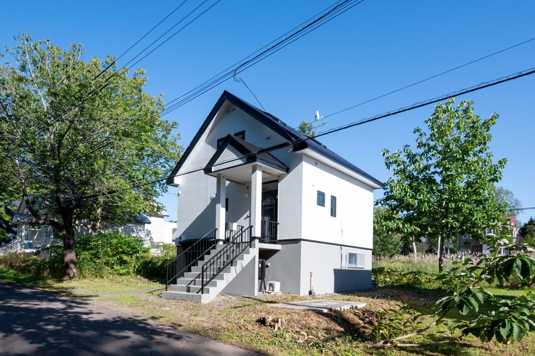 Cedar House Niseko: 4-Bed Home with Private Onsen Near Ski Resorts - Thumbnail 2