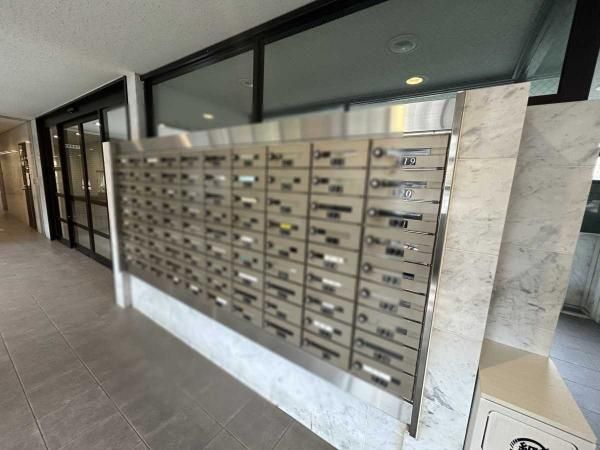 Renovated 2LDK Apartment in Yokohama's Shin-Yamashita Bay City - Thumbnail 3