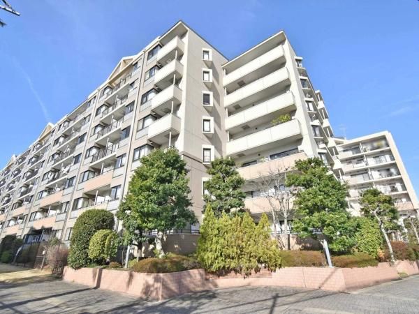 Renovated 2LDK Apartment in Yokohama's Shin-Yamashita Bay City - Thumbnail 2