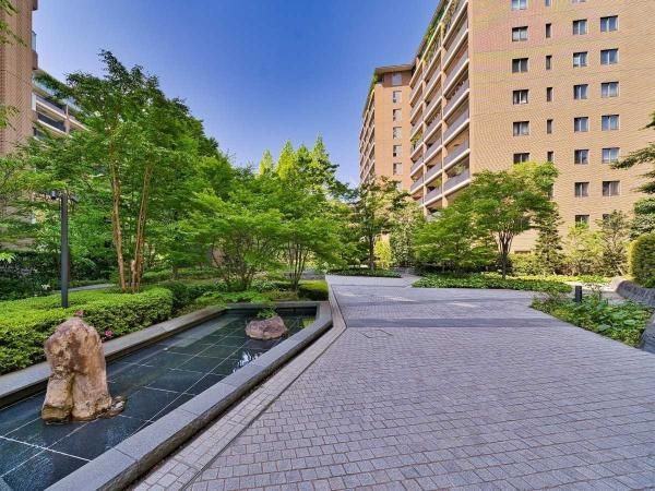 Renovated 2LDK Apartment in Hiroo, Shibuya-ku, Tokyo - Thumbnail 3