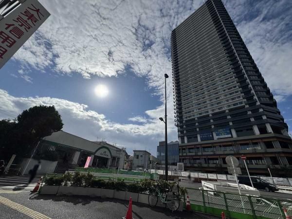 Premium 2LDK Apartment in The Tower Jujo, Kita City - Thumbnail 2