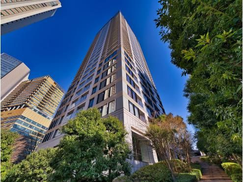 3LDK Top Floor Corner Apartment in Minato-ku, Tokyo - Thumbnail 4