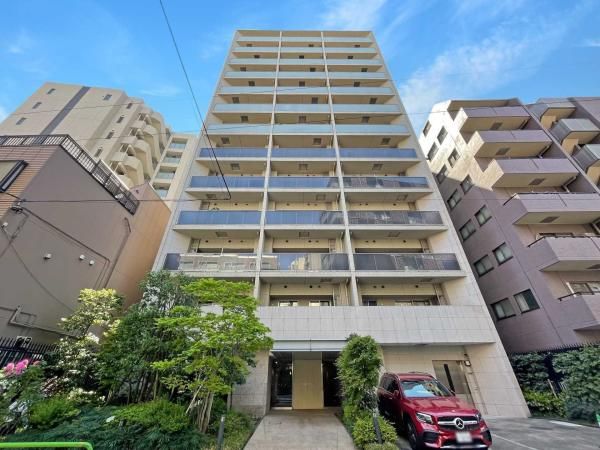 3LDK Apartment for Sale in Akasaka, Minato-ku, Tokyo - Image 1