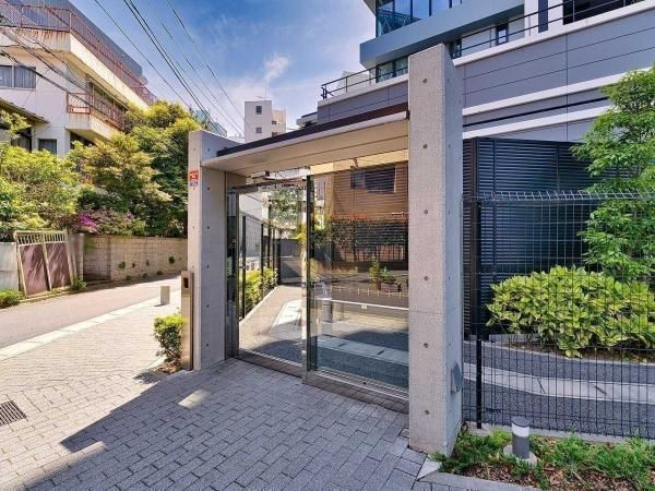 3LDK Apartment for Sale in Minami-Ikebukuro, Toshima-ku - Thumbnail 3