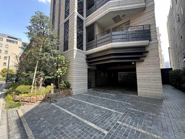 2LDK Apartment in Akasaka, Minato-ku, Tokyo - 71.12m2 - Thumbnail 2