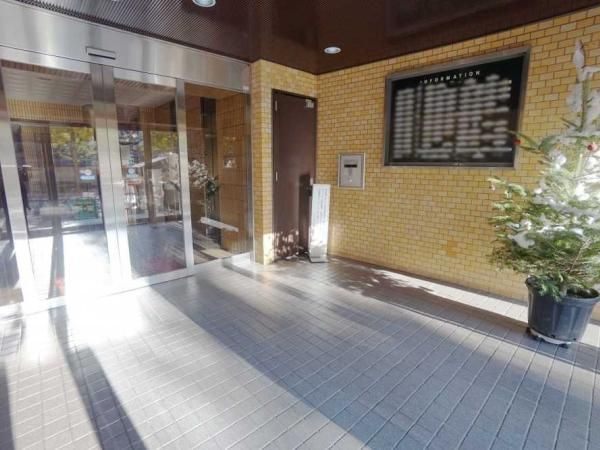 Renovated 1LDK+S Apartment in Bunkyo-ku, Tokyo - Thumbnail 4