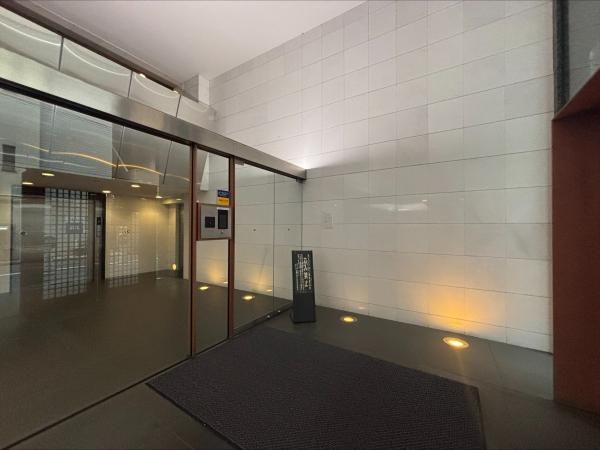 1LDK Apartment for Sale in Nishiazabu, Minato-ku, Tokyo - Thumbnail 2