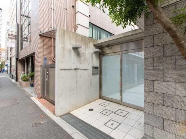 2LDK Apartment for Sale in Minami Aoyama, Minato-ku, Tokyo - Thumbnail 2