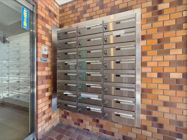 1R Apartment for Sale in Nishi-Azabu, Minato, Tokyo - Thumbnail 2