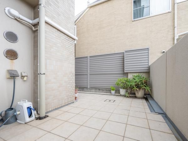 2LDK Apartment for Sale in Nada, Kobe with Large Terrace - Thumbnail 4