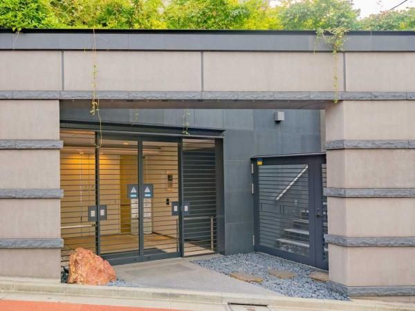 2LDK Apartment in Minami-Azabu, Minato-ku, Tokyo for Sale - Thumbnail 3