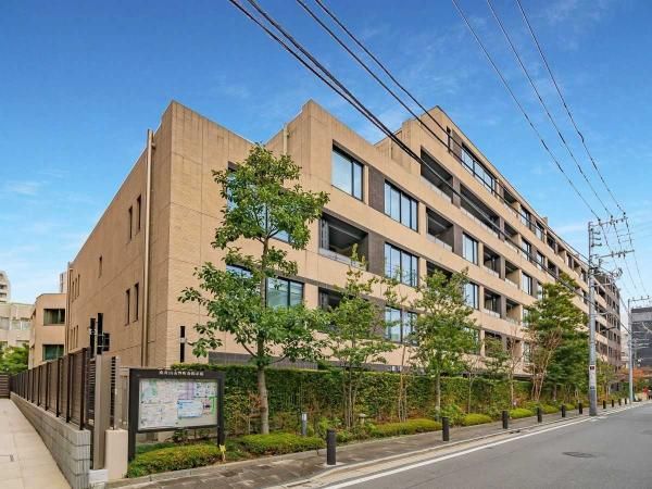 3LDK Apartment for Sale in Minami Aoyama, Minato-ku, Tokyo - Thumbnail 2