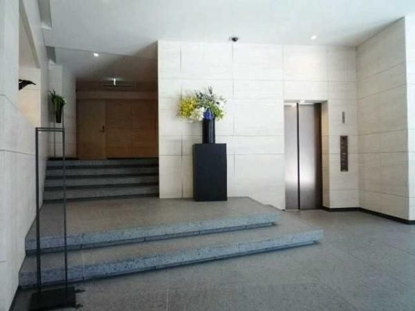 2LDK Apartment for Sale in Akasaka, Minato-ku, Tokyo - Thumbnail 2
