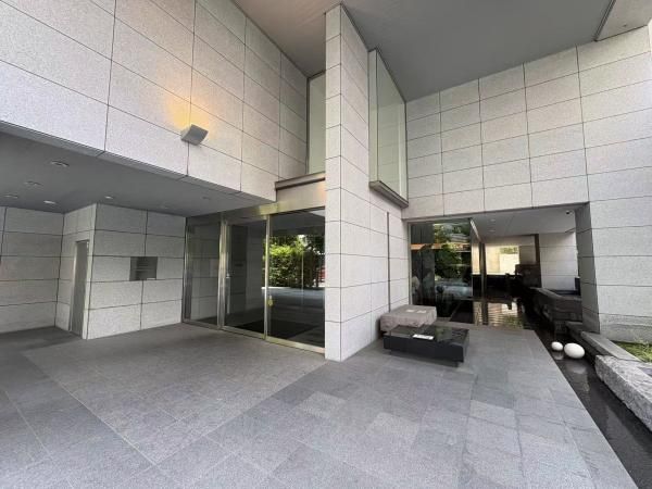 2LDK Apartment for Sale in Ichibancho, Chiyoda-ku, Tokyo - Thumbnail 2