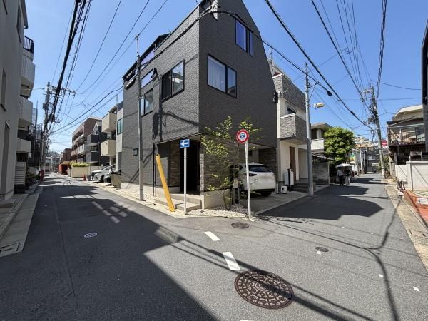 2LDK+S Custom-Built House in Meguro-ku, Tokyo - Thumbnail 3